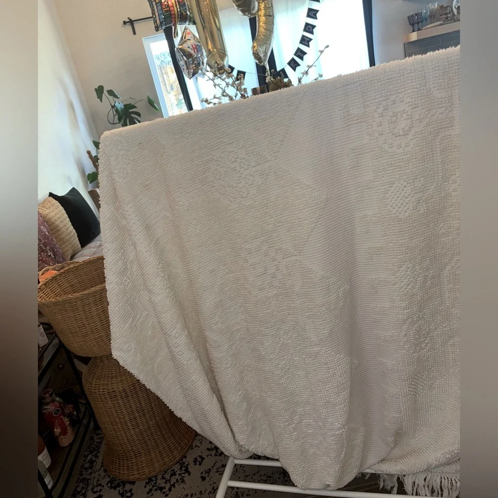 Vintage White Chenille Hobnail/tufts bedspread
